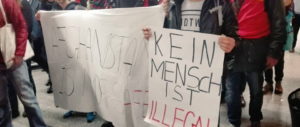 Kein Mensch ist illegal - Demotransparent